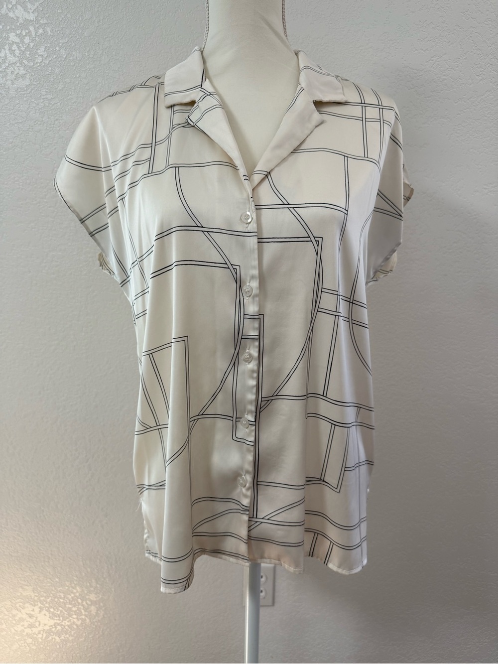 FIFTI STREET Women's Geometric Print Button-Front Blouse - Cream/Black Short M